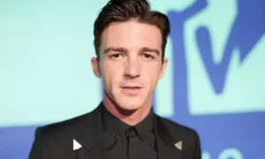 527AE32D FAA5 4E03 9E64 C6D7CBD19E23 300x180 - Drake Bell asegura sentirse liberado tras revelar abuso sexual 