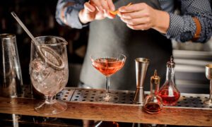 como preparar cocteles sigue estos vibratips 300x180 - Drinks diferentes que puedes hacer con los rones de Bodega Bacardí