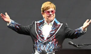 elton john 300x180 - Elton John puso fin a su relación de largo plazo con Gucci