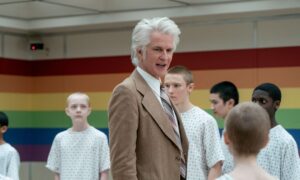 matthew modine stranger things season 4 1655196745 300x180 - Matthew Modine casará a Millie Bobby Brown y Jake Bongiovi