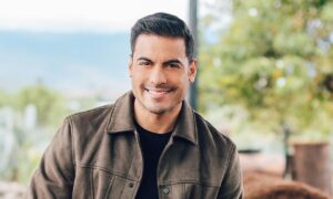 tv azteca prometio disco carlos 300x180 - Carlos Rivera llora cuando fans le cantan 'Las Mañanitas' 