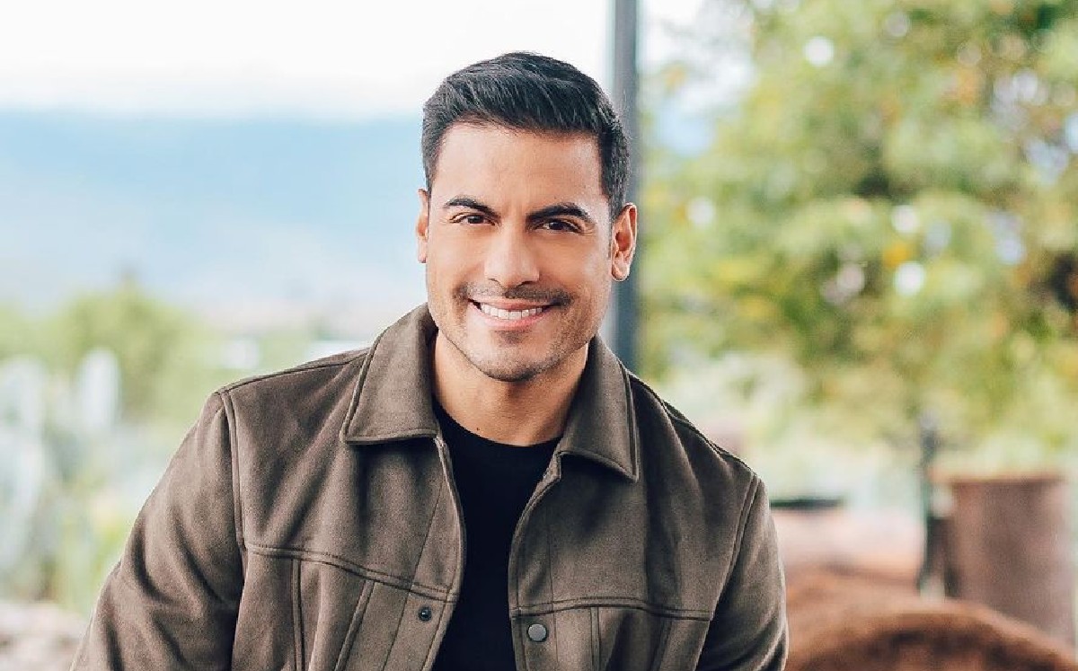 tv azteca prometio disco carlos - Carlos Rivera llora cuando fans le cantan 'Las Mañanitas' 