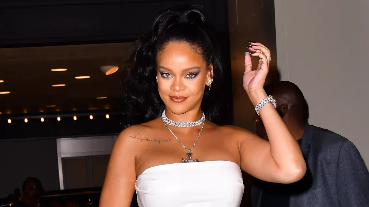 GettyImages 1175577723 - Rihanna desata polémica al aparecer vestida de monja 