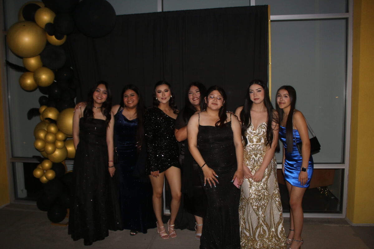 IMG 4687 1200x800 - Un baile prom muy especial en Girls Leadership Academy of Arizona