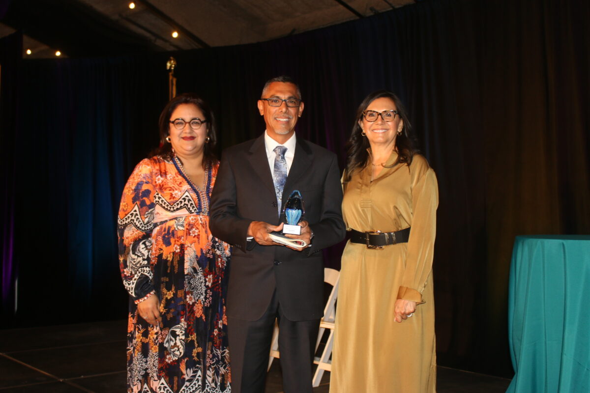 IMG 4764 1200x800 - Reconocen a los maestros ganadores de los Esperanza Awards 2024 de CPLC