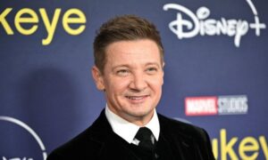 renner 8m9y 300x180 - Jeremy Renner estuvo muerto por minutos tras accidente en la nieve