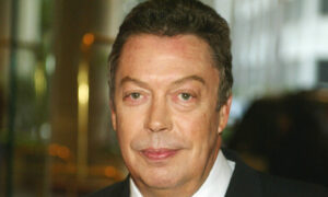 he narrates audiobooks 1606174396 300x180 - Tim Curry regresa al cine de terror