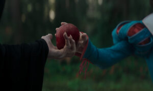 SnowWhite dtlr1 4k r709f stills 240801.088329 300x180 - La polémica cinta de Snow White presenta el nuevo trailer