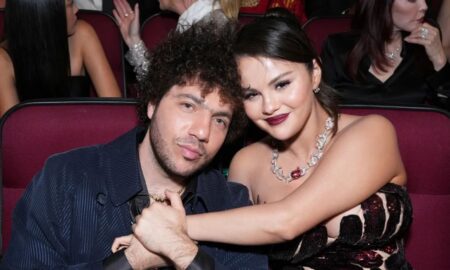 benny blanco y selena gomez 450x270 - Selena Gomez anuncia su compromiso con Benny Blanco