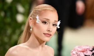 ariana grande met gala 2024 98 300x180 - Ariana Grande se viraliza por no aguantar su premio