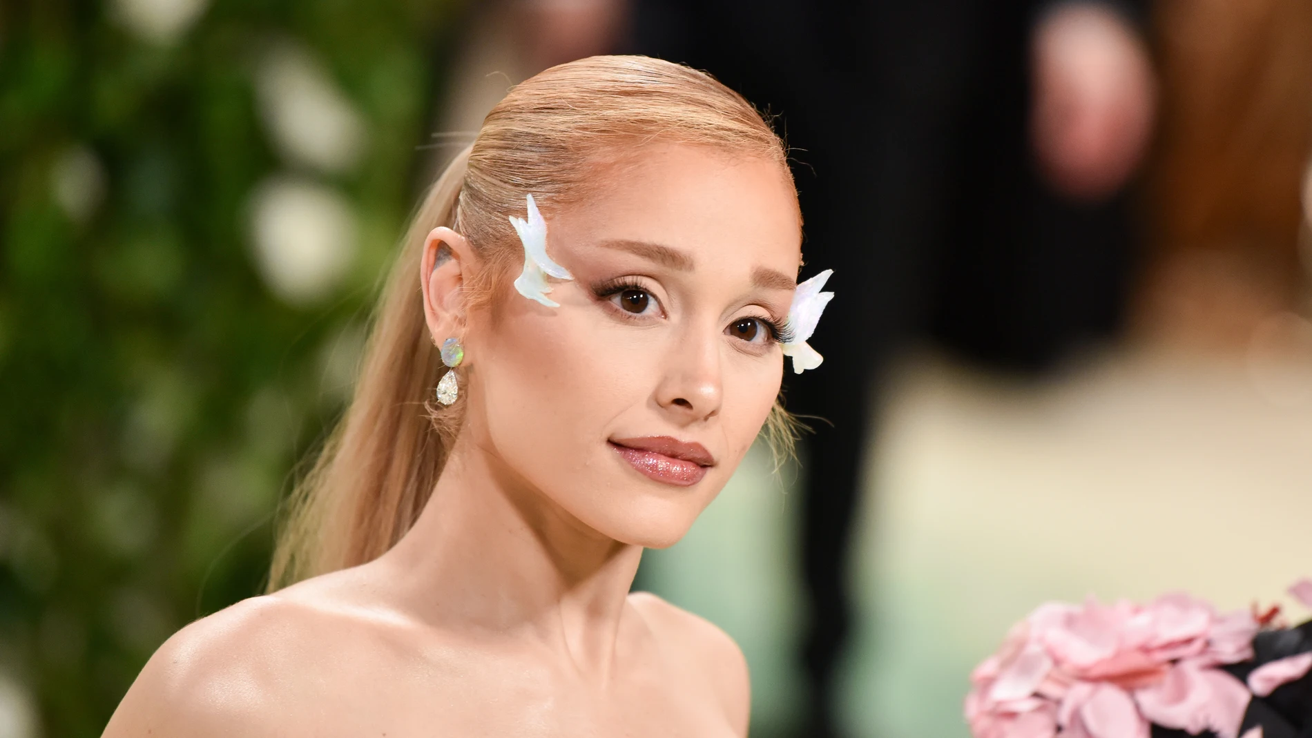 ariana grande met gala 2024 98 - Ariana Grande se viraliza por no aguantar su premio