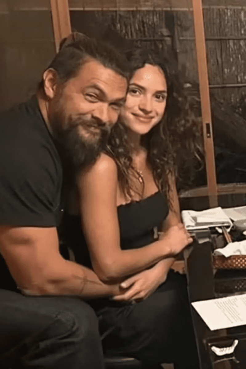 Adria Jason 1 799x1200 - Jason Momoa y Adria Arjona: una historia de amor en Hollywood