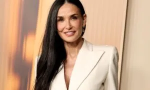 Los Oscar 2025 son fuertemente criticados tras no darle el premio a Demi Moore 300x180 - Demi Moore felicita a Mikey Madison por su victoria