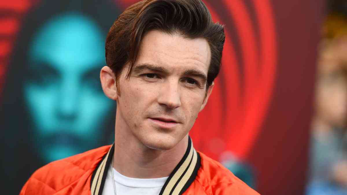 Facebook Drake Bell - Drake Bell interrumpe su show para despedir a empleado