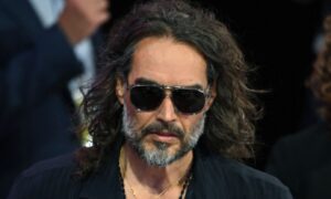russell brand gettyimages 2162603813 20250404134239129 300x180 - Russell Brand obtiene libertad bajo fianza