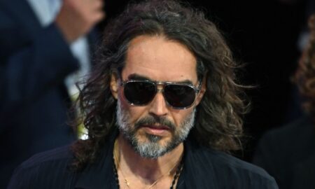 russell brand gettyimages 2162603813 20250404134239129 450x270 - Russell Brand obtiene libertad bajo fianza