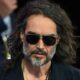 russell brand gettyimages 2162603813 20250404134239129 80x80 - Russell Brand obtiene libertad bajo fianza