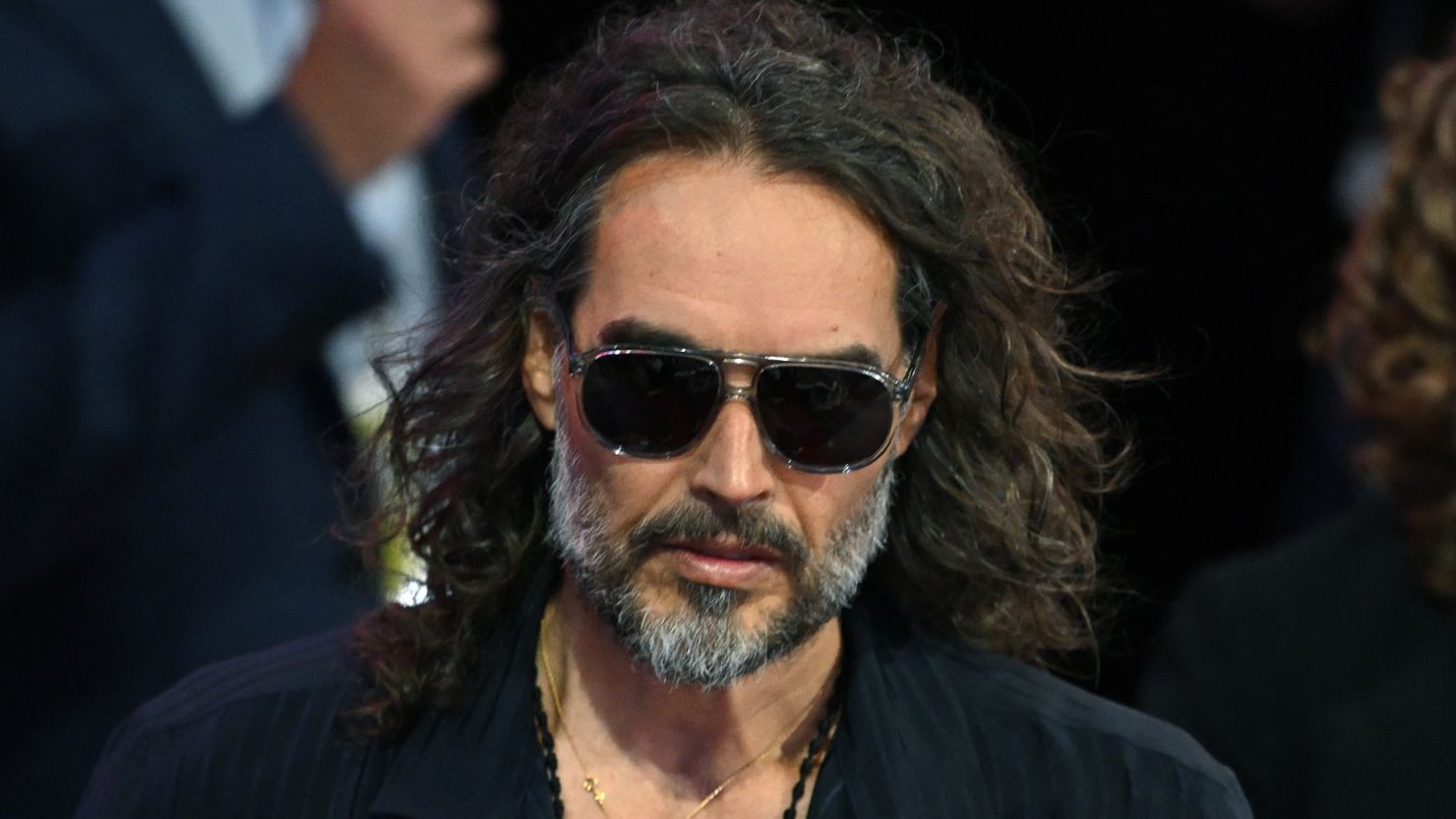 russell brand gettyimages 2162603813 20250404134239129 - Russell Brand obtiene libertad bajo fianza