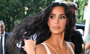 9c1bfee0 2f8d 11f0 9bd9 991cbd2e7144 300x180 - Kim Kardashian denuncia redadas "inhumanas" de ICE en Los Ángeles