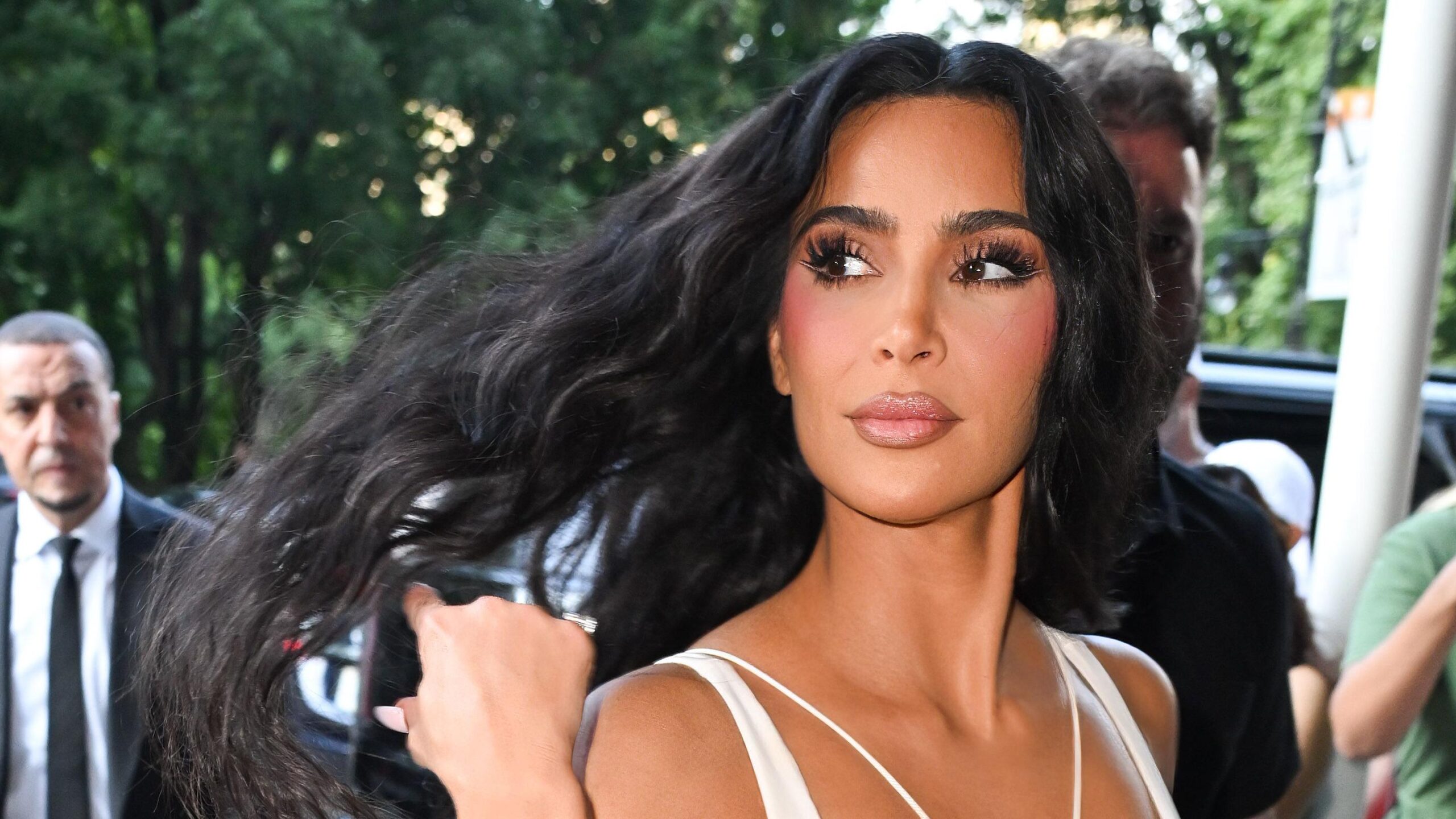 9c1bfee0 2f8d 11f0 9bd9 991cbd2e7144 scaled - Kim Kardashian denuncia redadas "inhumanas" de ICE en Los Ángeles