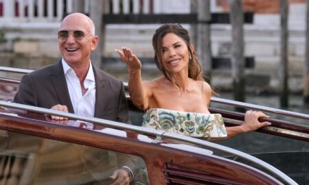 ap25177637005560 20250628012622193 20250628035743520 450x270 - Jeff Bezos planearía regalar 'Vogue' a Lauren Sánchez