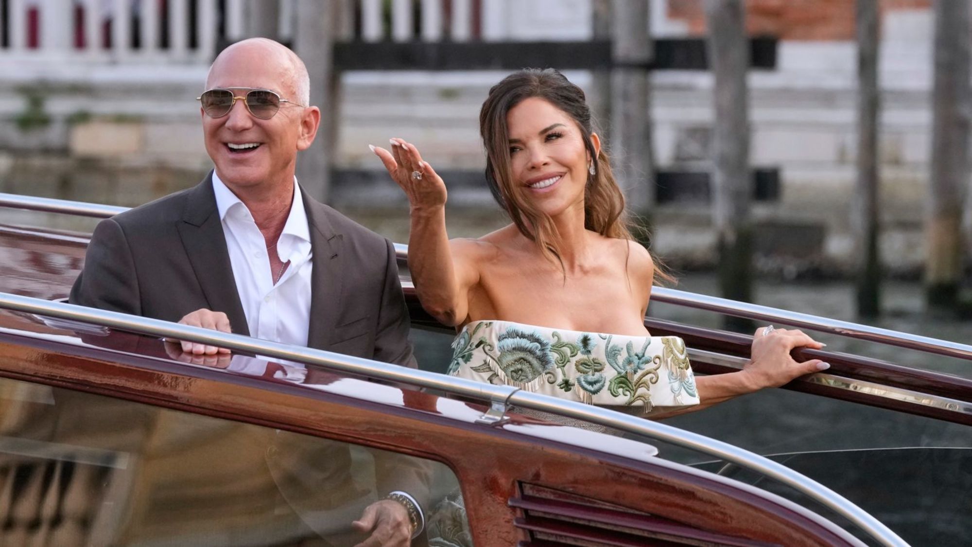 ap25177637005560 20250628012622193 20250628035743520 - Jeff Bezos planearía regalar 'Vogue' a Lauren Sánchez