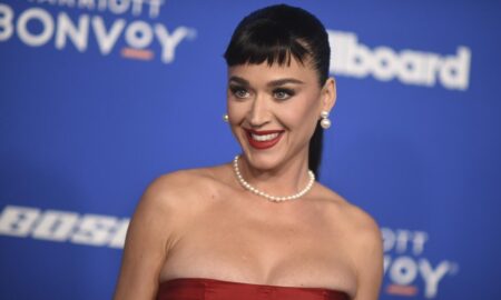 descarga 2025 07 02T192131.155 450x270 - Katy Perry estuvo a punto de caer en pleno concierto
