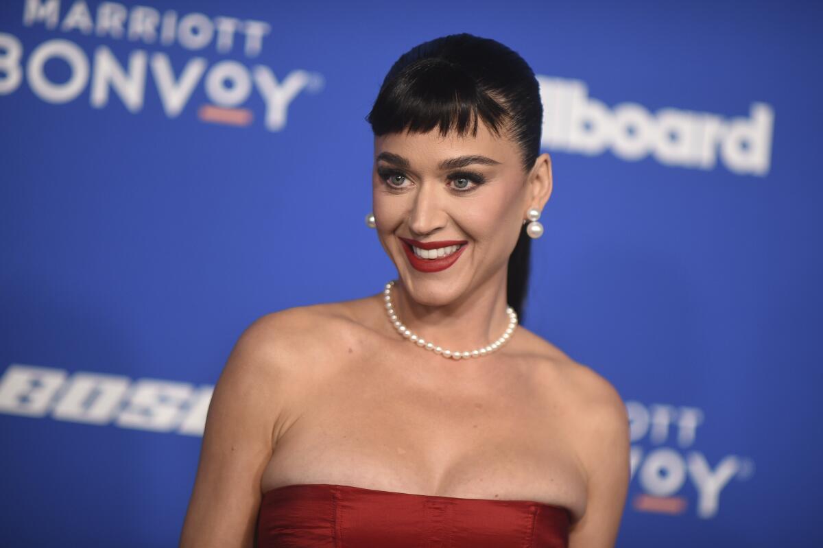 descarga 2025 07 02T192131.155 - Katy Perry estuvo a punto de caer en pleno concierto