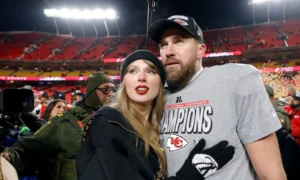 3ee2b851e6c7 gettyimages 2196122888 300x180 - Taylor Swift recibe anillo de compromiso de su novio Travis Kelce