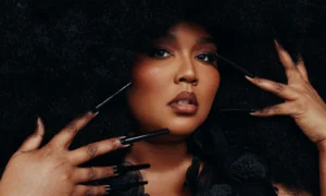 Lizzo Promo 2 PC  ABDMresize 300x180 - Lizzo lanza dardo musical a campaña de American Eagle
