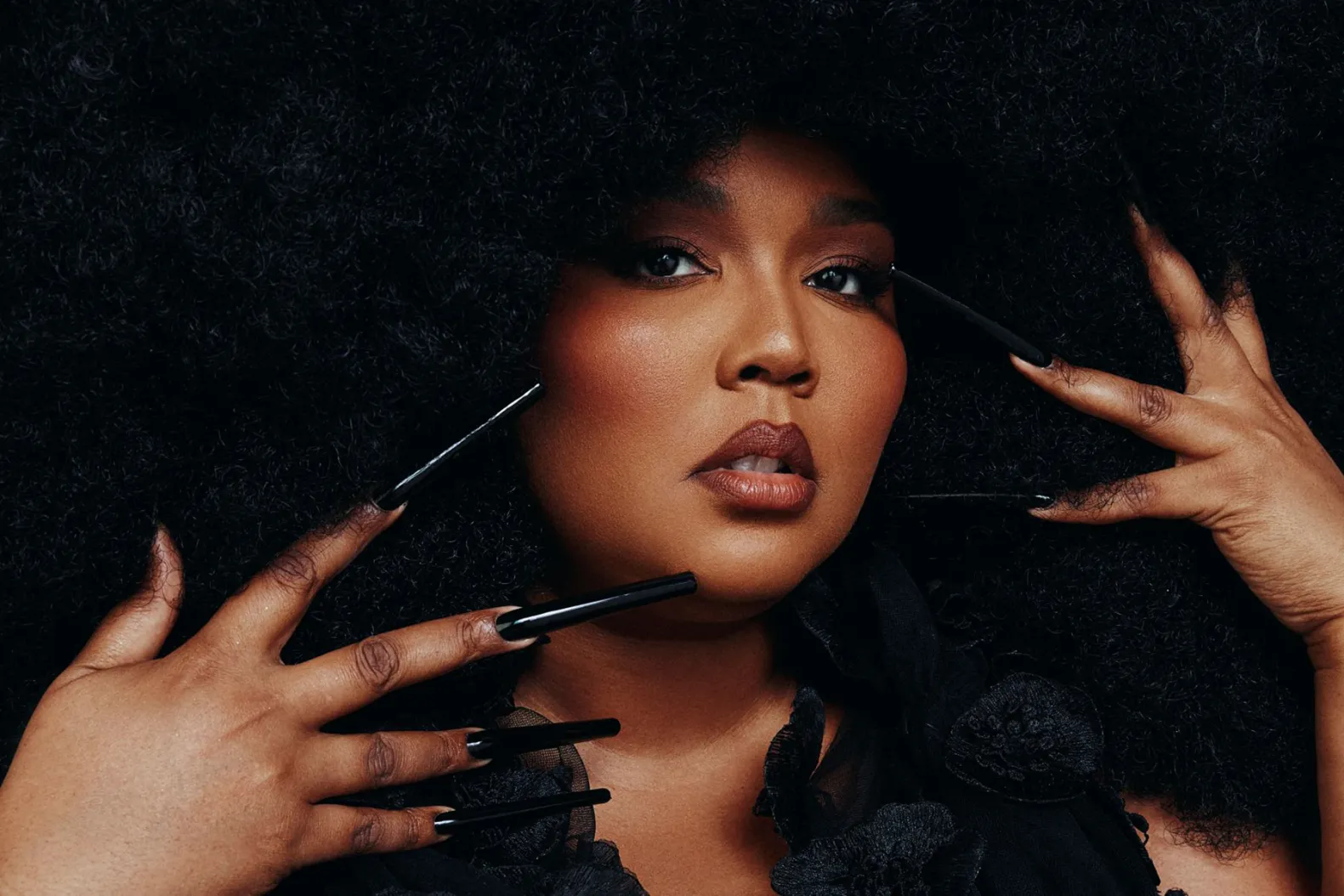 Lizzo Promo 2 PC  ABDMresize - Lizzo lanza dardo musical a campaña de American Eagle