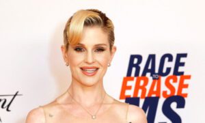 kelly1x 173135 1024x576 1 300x180 - Kelly Osbourne cumple la promesa que le hizo a Ozzy
