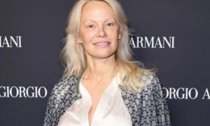 pamela anderson opens up about her decision to go makeup v0 kgvYwarUnvwpvy2fLdwDuhOLQ6fS88TJk0 wNnLN4tk 300x180 - El regreso de Pamela Anderson como ícono del cine 
