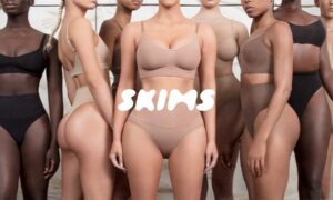 66b629b74e6f5aa0d761e96a 662bc177647cf99a790b9ca1 skims min 300x180 - Skims, la marca de ropa interior de Kim Kardashian