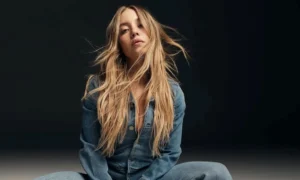 FanZGySAZ 1300x655  1 300x180 - Sydney Sweeney evita comentar la controversia con American Eagle
