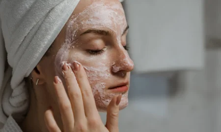exfoliantes para rejuvenecer la cara 450x270 - La guía definitiva de exfoliación para una piel suave y saludable