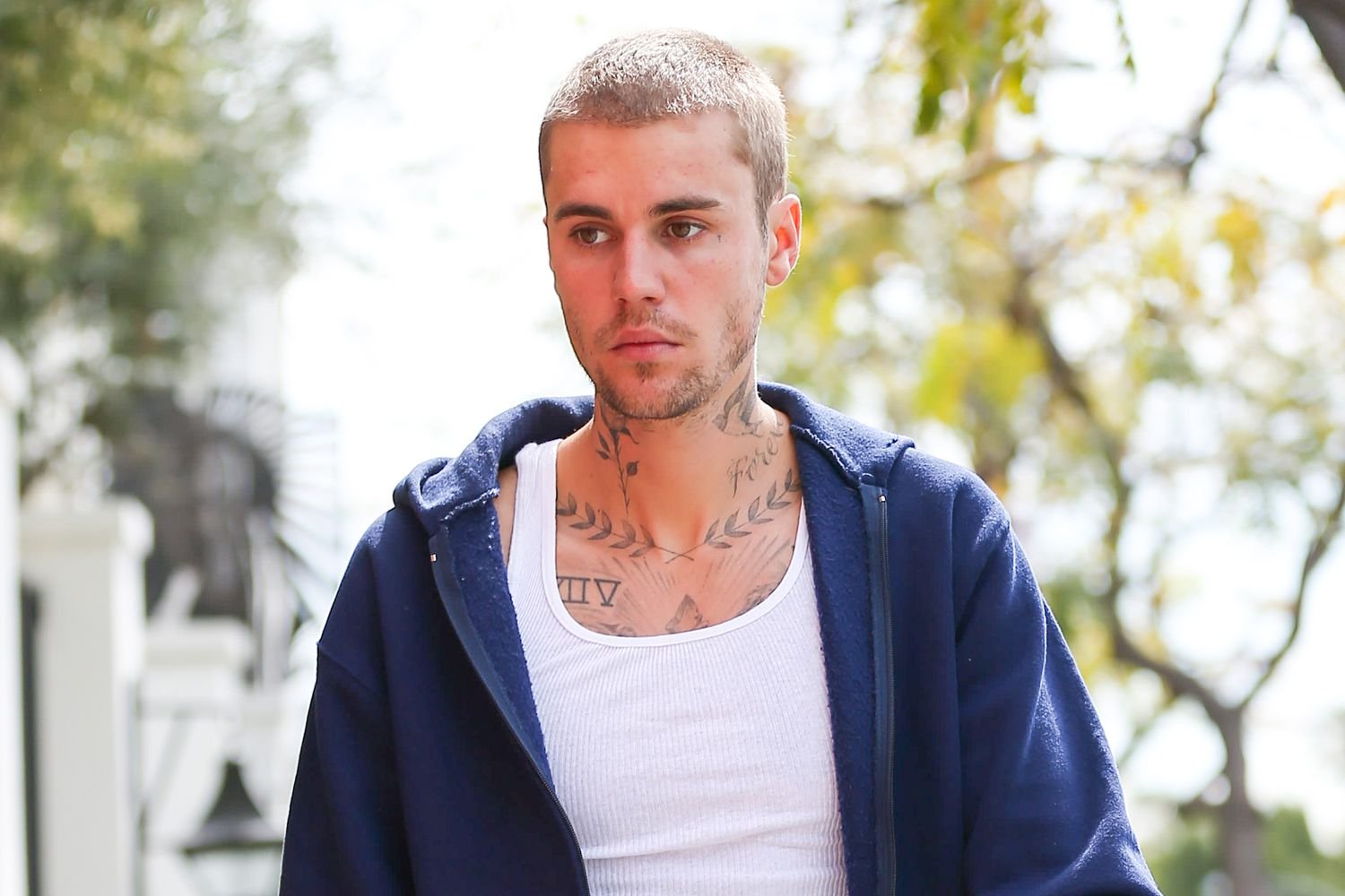justin bieber 1 061025 1aa763300ffe4cc2b4c4522a25d2798b 1 - Justin Bieber genera preocupación al pasear semidesnudo 