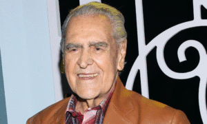 Eric del Castillo reaparece en redes sociales bailando ‘La Chona a sus 90 anos 300x180 - Eric del Castillo se lanza contra Sean Penn