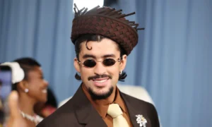 Bad Bunny MET Gala 2025 look 2213606828 300x180 - Bad Bunny arranca “DeBÍ TiRAR MÁS FOToS” y sorprende al mundo
