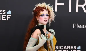 grammys.2025 mejores looks 300x180 - Chappell Roan: la nueva princesa del pop