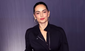 fe5a895402f1 gettyimages 2232670853 300x180 - Ana de la Reguera se mira al espejo en Un hombre por semana