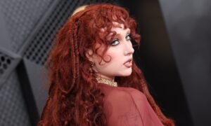 14050490 24a2 4ddd 9d96 f13473f4ff77 300x180 - Chappell Roan responde a críticas por su look en los Grammy 2026: “Es divertido y tonto”