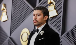 5a66a06e80d0d0bcaa6a76fa805ab61f33868e7e 1 version1770052788604.jpg 412179879 300x180 - ¿Bad Bunny usó un chaleco antibalas en los Grammys? El rumor que estalló en redes