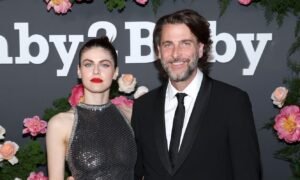 Alexandra Daddario Husband Andrew Form 1420x798 1 300x180 - Alexandra Daddario y Andrew Form anuncian su separación tras tres años de matrimonio