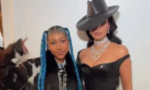 kim kardashian y north west 300x180 - North West causa debate por mostrar piercings en sus manos