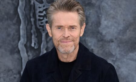 willem dafoe beetlejuice uk premiere 012125 50d14e3c8ea546f4a3196fa450ff18e0 450x270 - Willem Dafoe vibró en La Bombonera como un hincha más