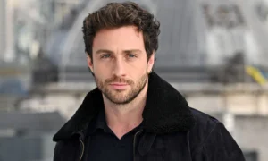 2185914942 300x180 - Aaron Taylor-Johnson sorprende con nuevo look en Fuze