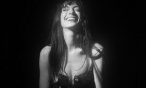 483542648 1256905552460496 5948173640607743149 n 300x180 - Anne Hathaway habla del envejecimiento y su nueva vida