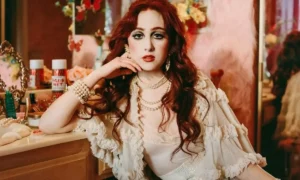 Chappell Roan 1280x720 1 300x180 - Chappell Roan graba a paparazzi y el video se vuelve viral