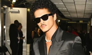bruno mars announces his new album is done almost 10 years v0 hGnV LQPb2on 9Pir0zyryr11 GPNH0cX5y1xqdL Qk 300x180 - Bruno Mars se burla de rumores sobre deuda millonaria en pleno concierto en Las Vegas